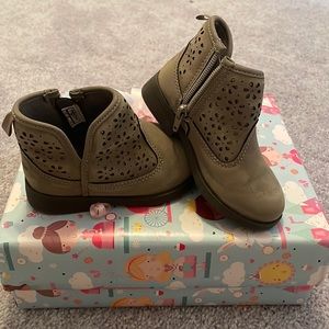 Gray winter boots. Oshkosh!